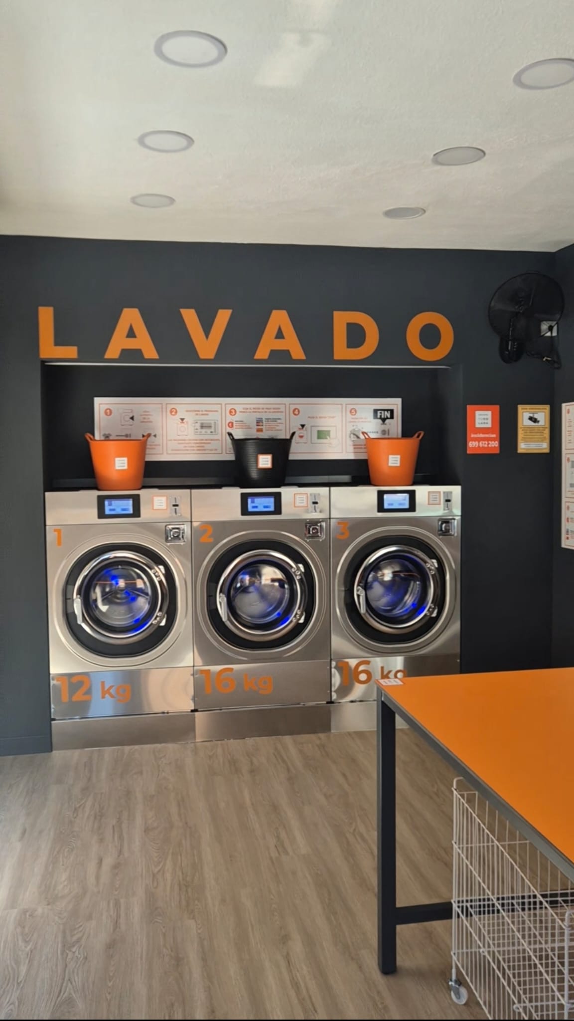 Interior de TUCOLADA, lavandería autoservicio en Majadahonda